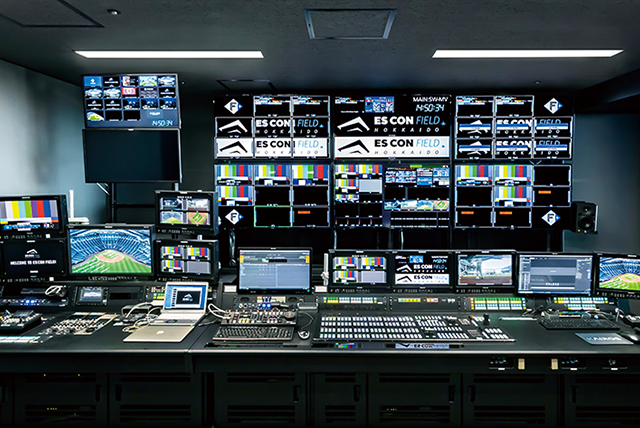 KAIROS and S-CMS synchronise lighting, video, and audio throughout the venue  across major screens and 600+ displays.